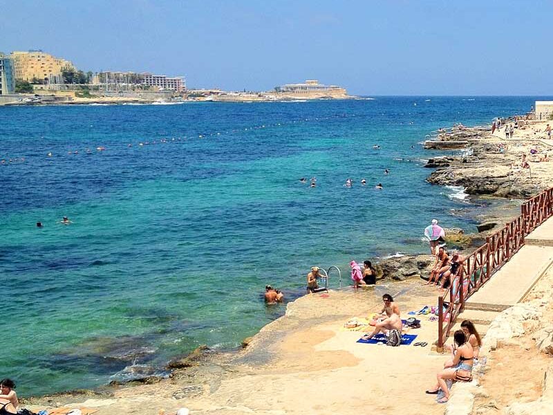 Malta – Plaja pe pietre şi cuşca de fumat!
