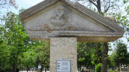 Vestigiile expuse în Parcul Arheologic din Constanța au plăcuțe de identificare bilingve