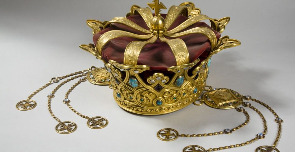 COROANA REGINEI MARIA: 1,8 kg de aur din Transilvania, smaralde, rubine, opal și turcoaz