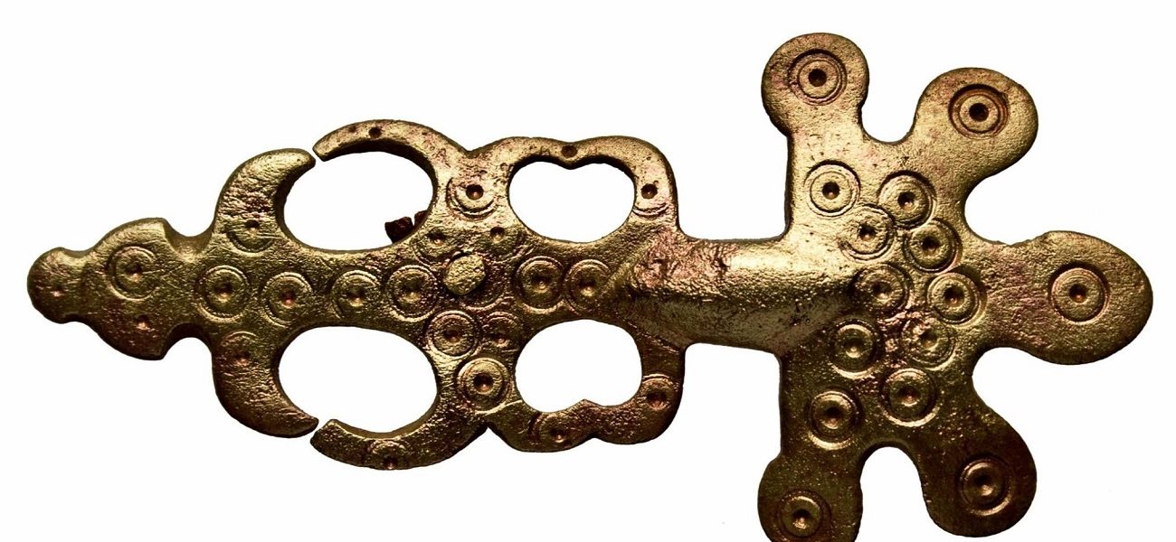 Fibulă digitată din bronz, veche de aproape 1500 de ani, descoperită la Enisala