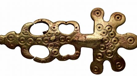 Fibulă digitată din bronz, veche de aproape 1500 de ani, descoperită la Enisala
