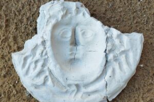 Matrița unei măști ce o înfățișează pe Medusa, descoperită în Sicilia