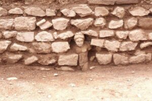 Statuie cuprinsă între ruinele zidului unei clădiri, descoperită la Filipi