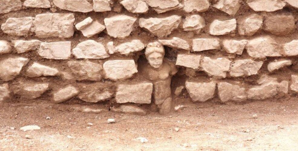 Statuie cuprinsă între ruinele zidului unei clădiri, descoperită la Filipi
