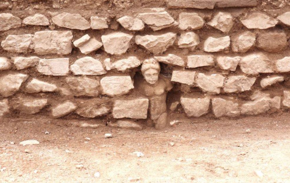 Statuie cuprinsă între ruinele zidului unei clădiri, descoperită la Filipi